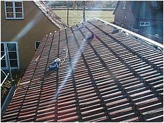 f�rste side f�rdig. Dog mangler sidste tegl ved rygningen. Den skal f�rst sk�res til i l�ngden