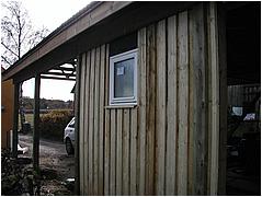 Toilet vinduet monteret. Bekl�dningen over alle vinduer mangler stadig - jeg har endnu ikke helt besluttet, hvordan de skal se ud.