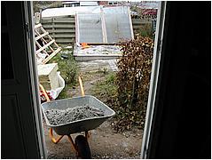 Sandet bliver hentet lige uden for d�ren i sandkassen