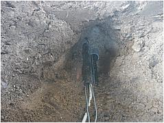 Her et n�rbillede af, hvor vand og el-kabler kommer ind i carporten. Der bliver trukket str�m til 3 x 16 Amp, og til telefon og internet.