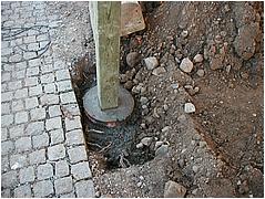 Der er st�bt f�rdigt omkring stolperne