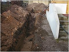 Hele indk�rslen bliver gravet op, for at g�re plads til kloak-r�ret.