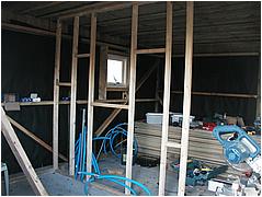 Der er ogs� lige blevet bygget lidt skillev�g i carporten.