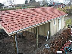 Carporten set fra oven - nu med tagrender.