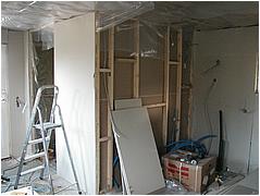 Toiletv�ggen er bekl�de p� den ene side - s� skal der monteres pex-d�ser inden v�ggen bliver lukket af.