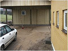 S� skal der l�gges sten - men f�rst skal gruset rettes af.