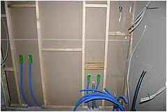 Bagv�ggen af toilettet.