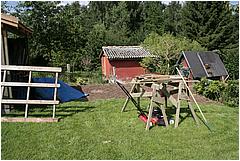 Bagerst i haven er jorden blevet fr�set og s� er der s�et gr�s