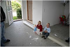 Ungerne leger p� det nye gulvt�ppe