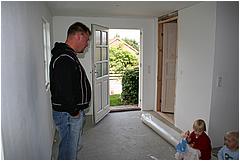 Ebbe er p� bes�g og giver en h�nd med at l�gge t�ppet p� plads